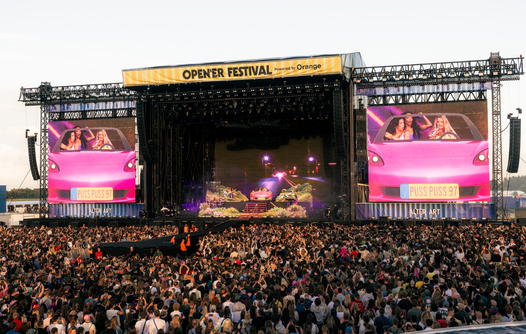 Halsey expresses admiration for Nick Cave during Open’er Festival performance