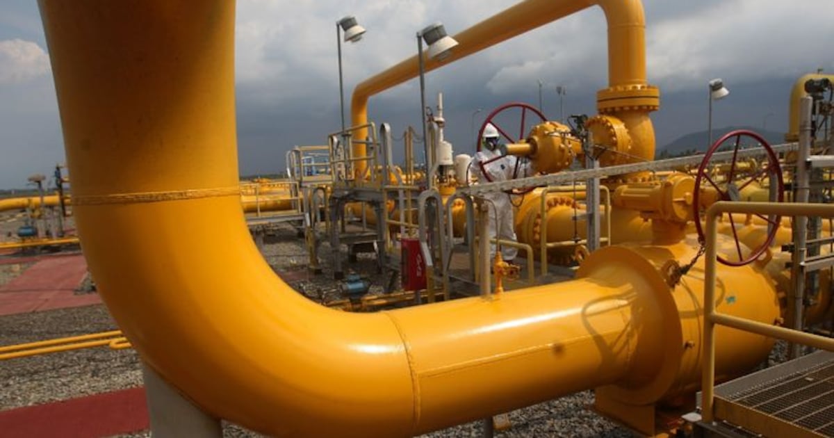 La falta de ampliación del gasoducto Kirchner obliga a importar gas y afecta el abastecimiento industrial