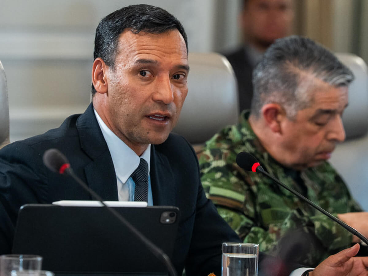 Gobierno defiende bombardeos en zonas de conflicto y rechaza cifra de menores fallecidos