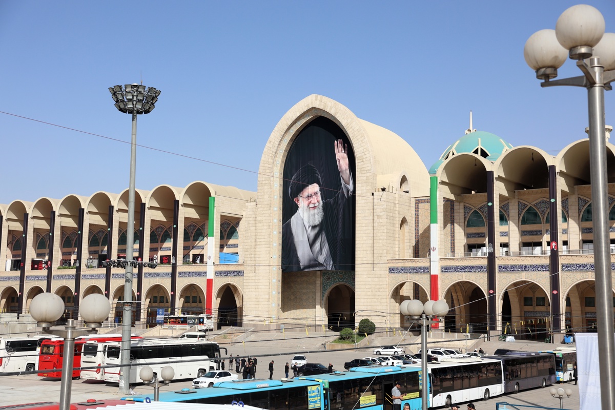 Funeral de Ali Khamenei: La República Islámica celebra el entierro masivo del líder