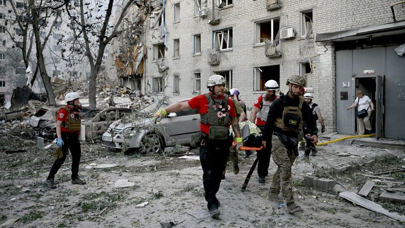 Un ataque ruso masivo contra Kyiv deja decenas de muertos y evidencia la evolución de la guerra aérea en Ucrania