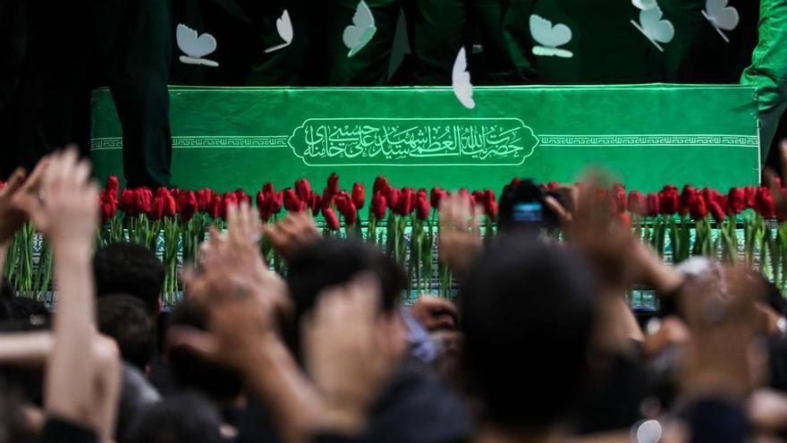 Irán celebra funeral de su líder supremo Jamenei con multitudinaria asistencia