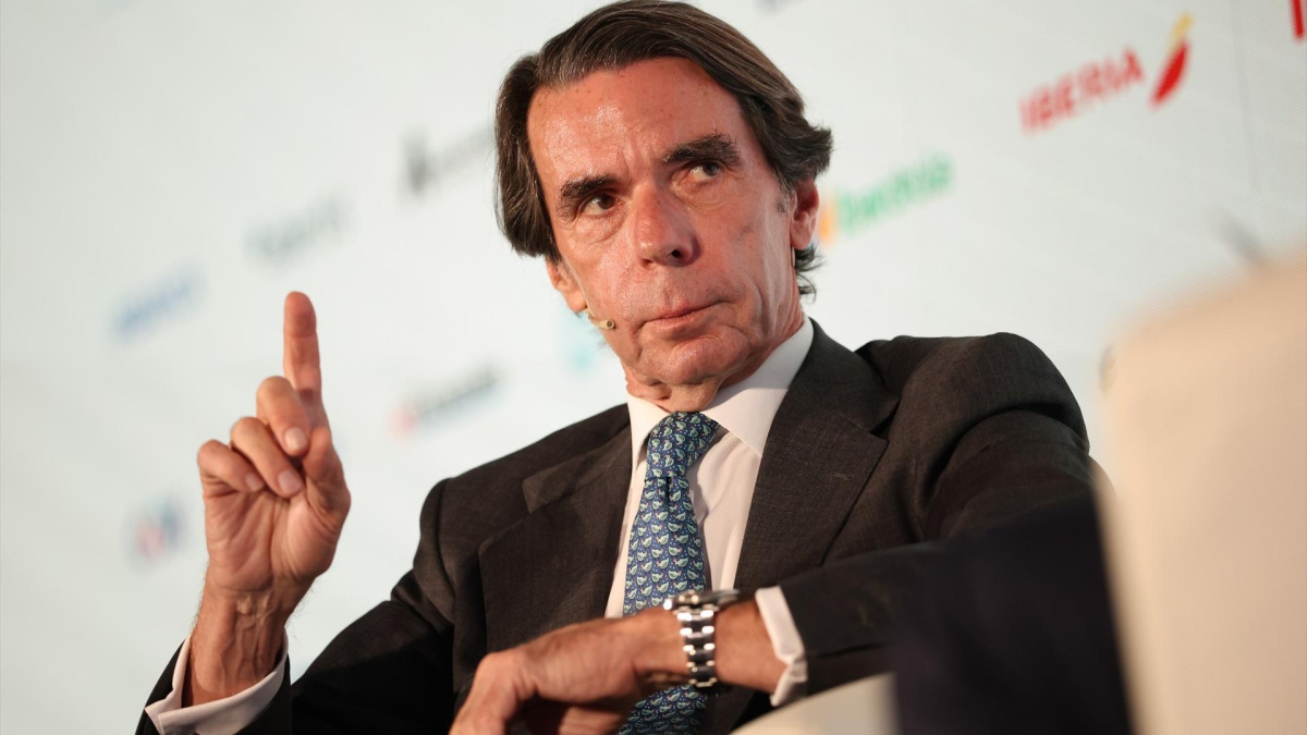 Un vídeo de una entrevista a José María Aznar reabre el debate político sobre RTVE tras ser difundido por Óscar Puente