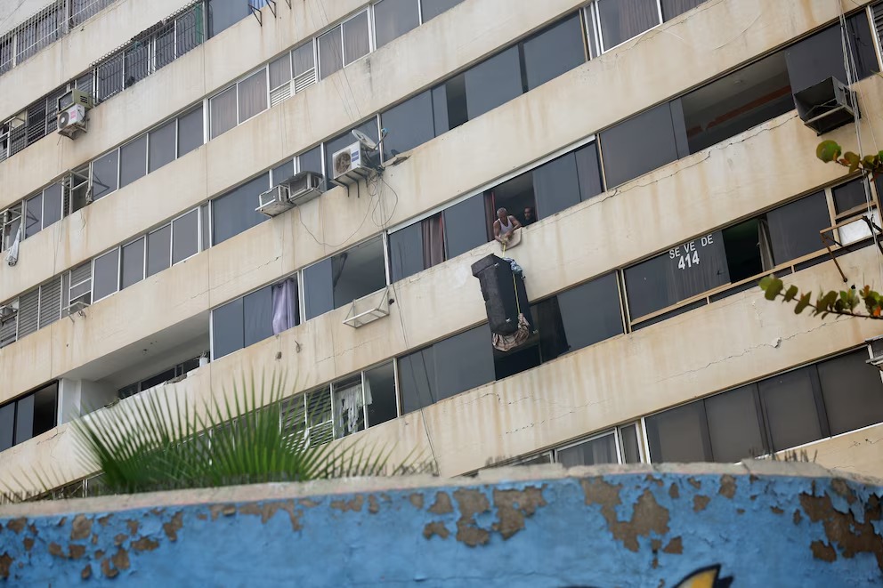 Venezolanos rescatan pertenencias en hogares destruidos tras terremotos