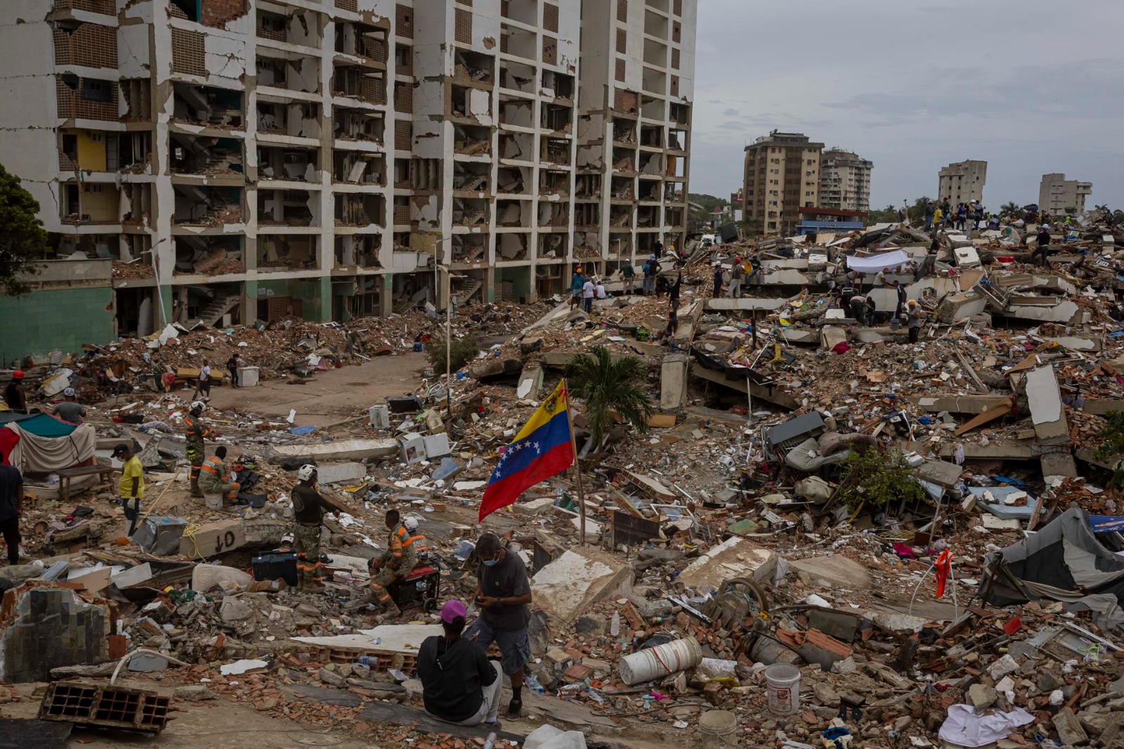 Familiares denuncian abandono en rescate tras terremotos en La Guaira