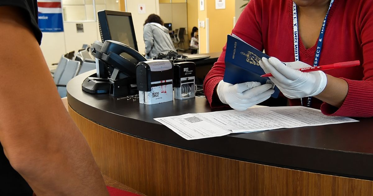 USCIS incrementa el escrutinio en las solicitudes de ajuste de estatus y amplía los requisitos durante las entrevistas