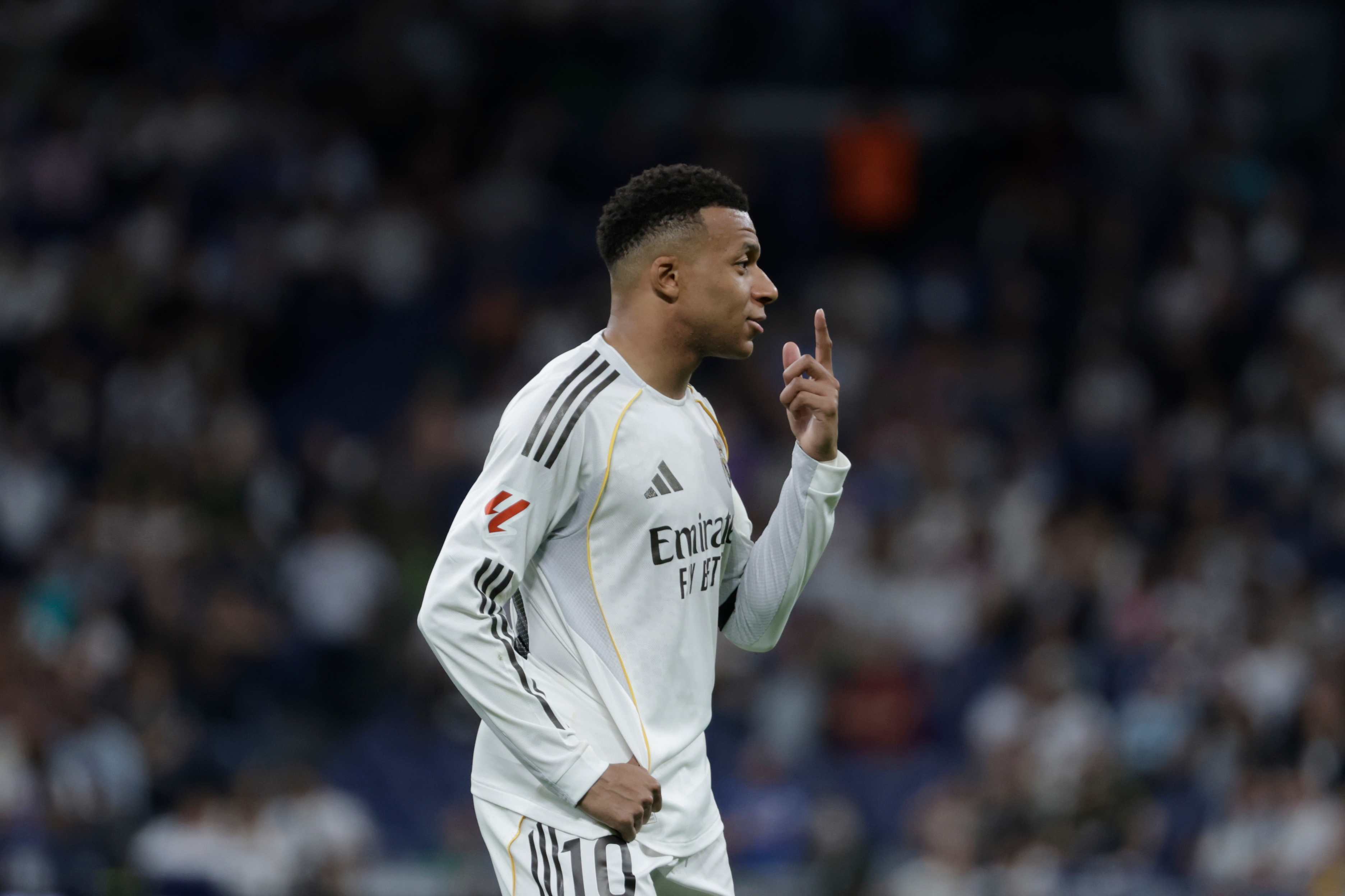 Real Madrid Condena Ataques Racistas contra Mbappé y Apoya al Futbolista