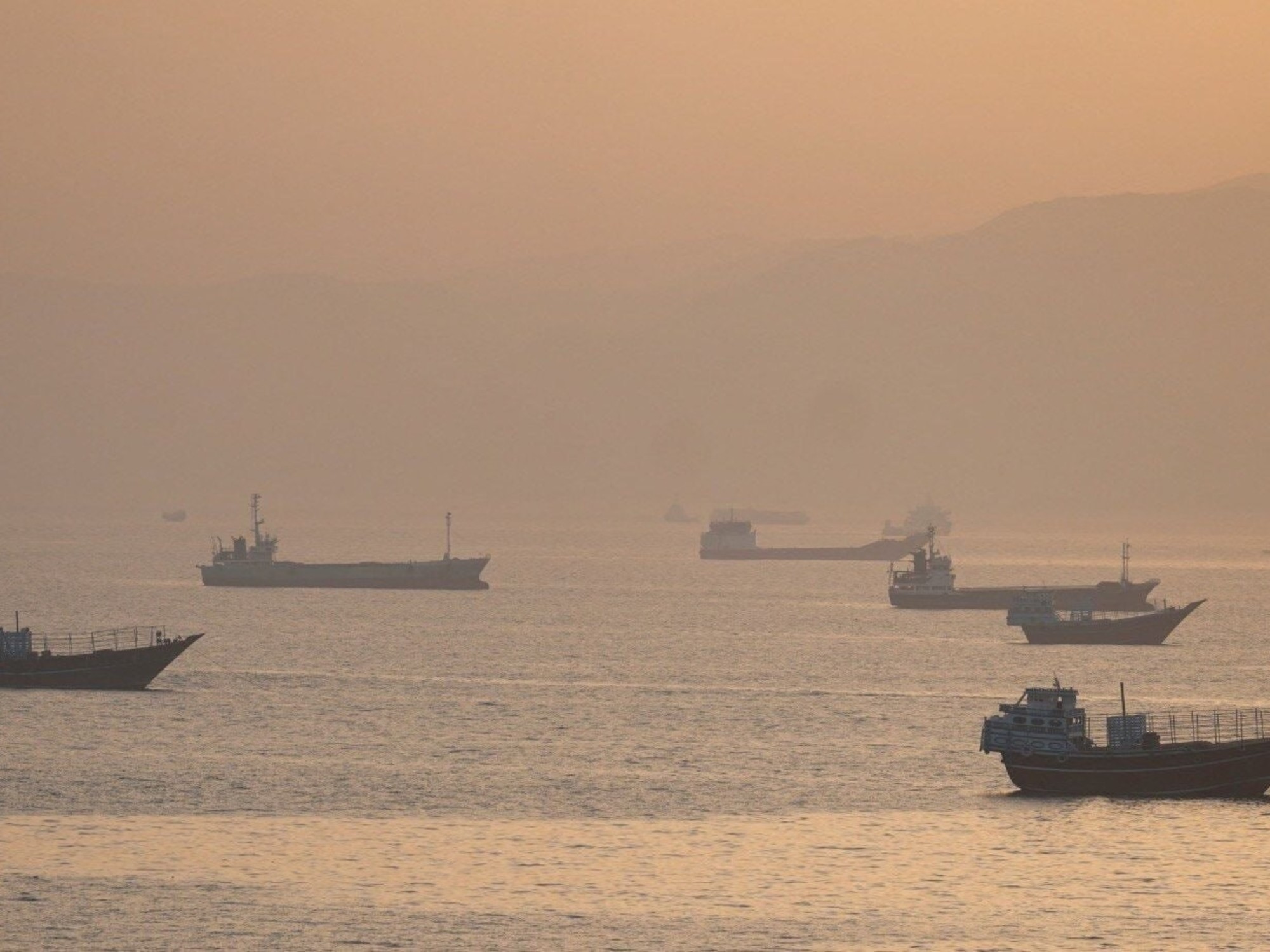 Irán responde a bombardeos estadounidenses con ataques en el Golfo