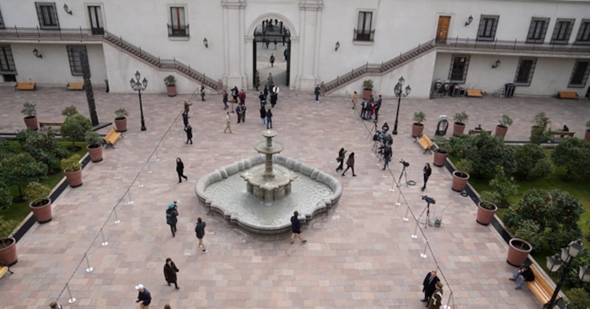 Inédita apertura del paso peatonal en La Moneda por el bicentenario de la Presidencia