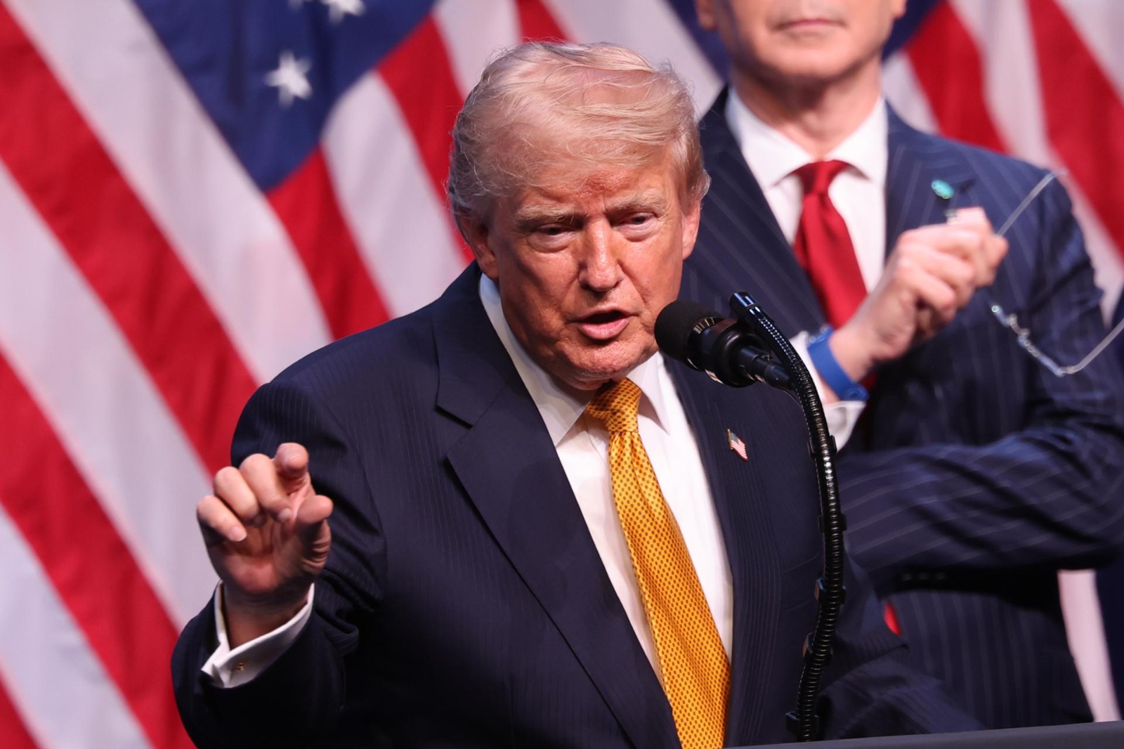Trump amenaza con respuesta más severa si Irán ataca nuevamente en Ormuz
