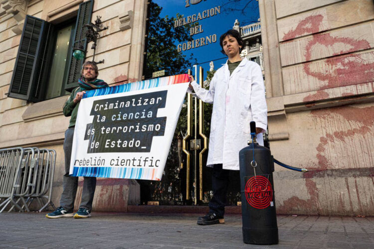 Científicos enfrentan juicio por protesta climática no violenta en España