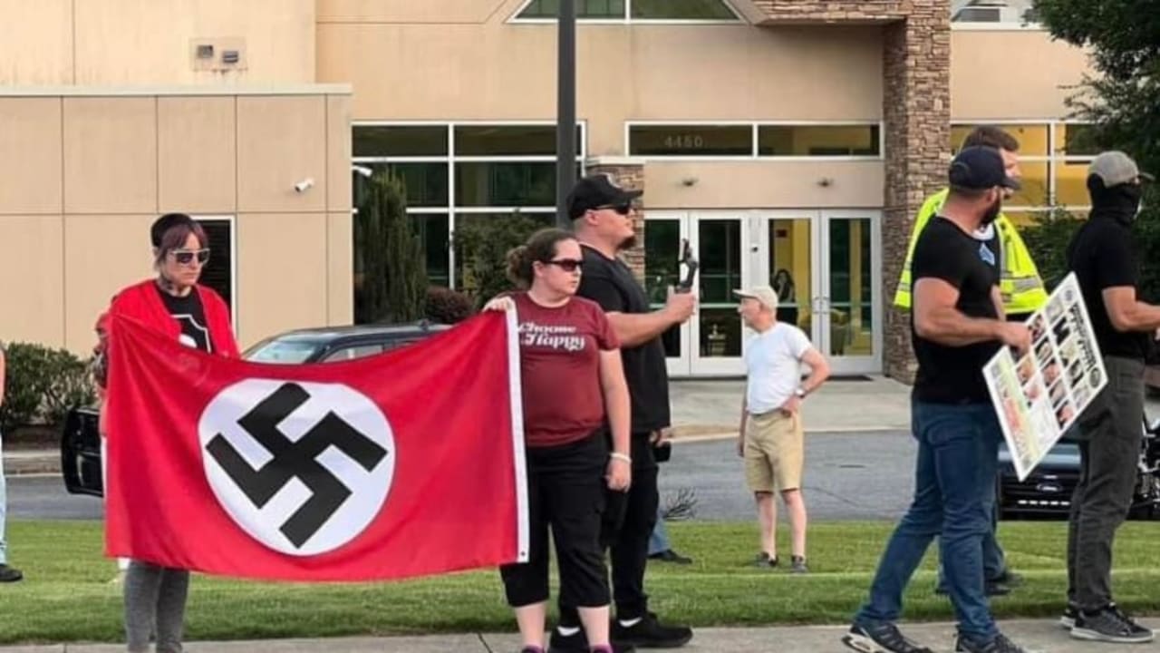 Neonazis acechan a periodista investigado en Carolina del Norte