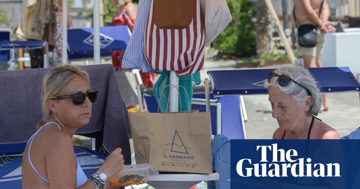 Italian Beach Clubs Face Disputes Over Packed Lunch Policies