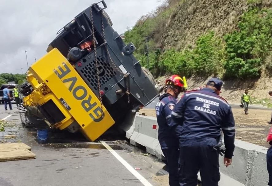 Accidente grave con grúa telescópica en autopista Caracas-La Guaira