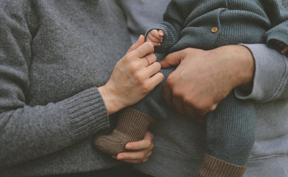 Aumento en la decisión de no tener hijos entre jóvenes: factores económicos y sociales según UNAM