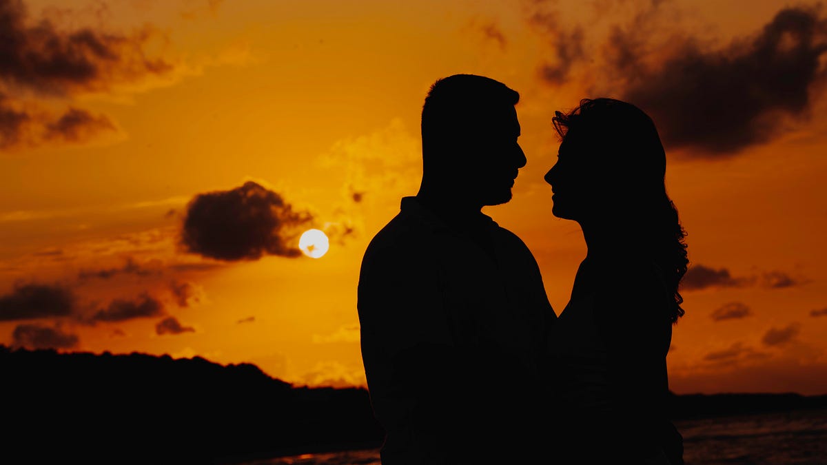 Diferencias de género en la búsqueda de relaciones estables y la carga emocional en parejas