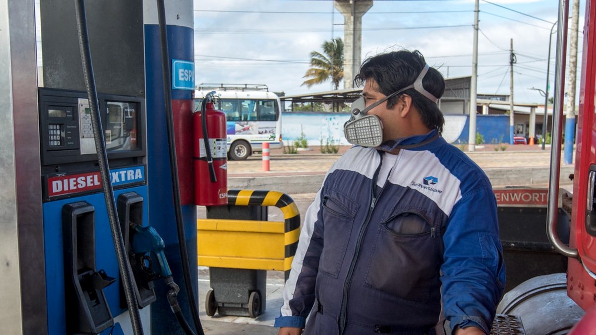 Ecuador's Government Averts Diesel and Gasoline Price Hikes with Decree 444