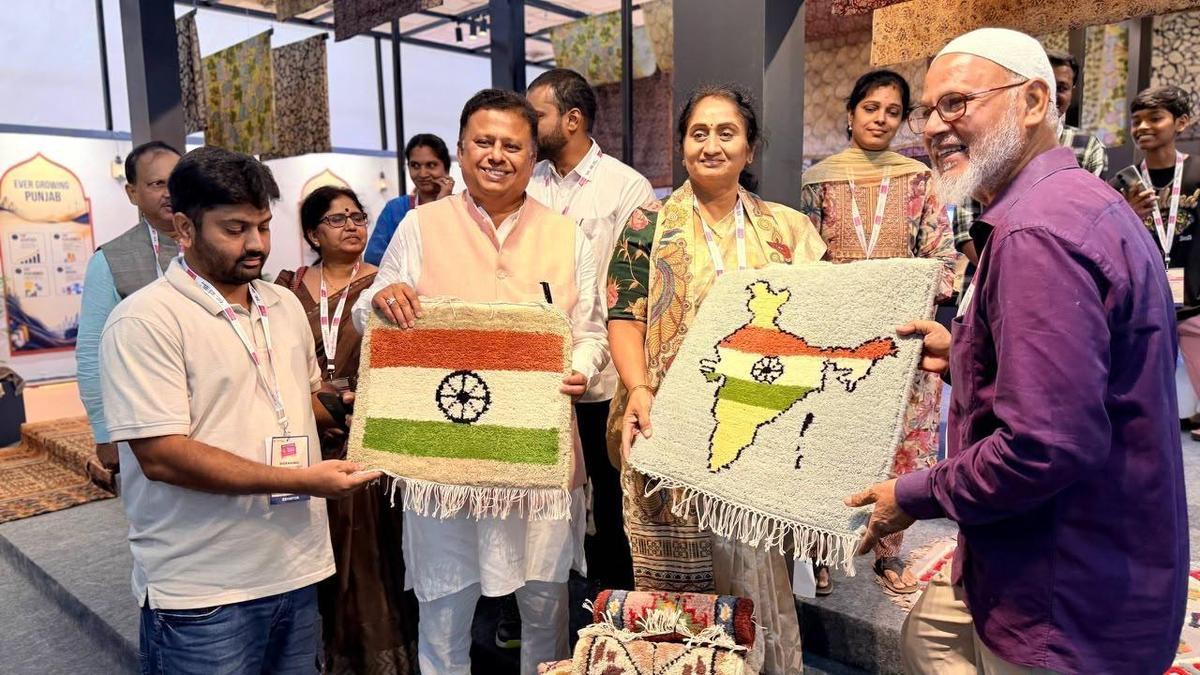 Andhra Pradesh Govt. to Boost Handloom and Handicraft Sectors with Market Expansion and Innovation Support