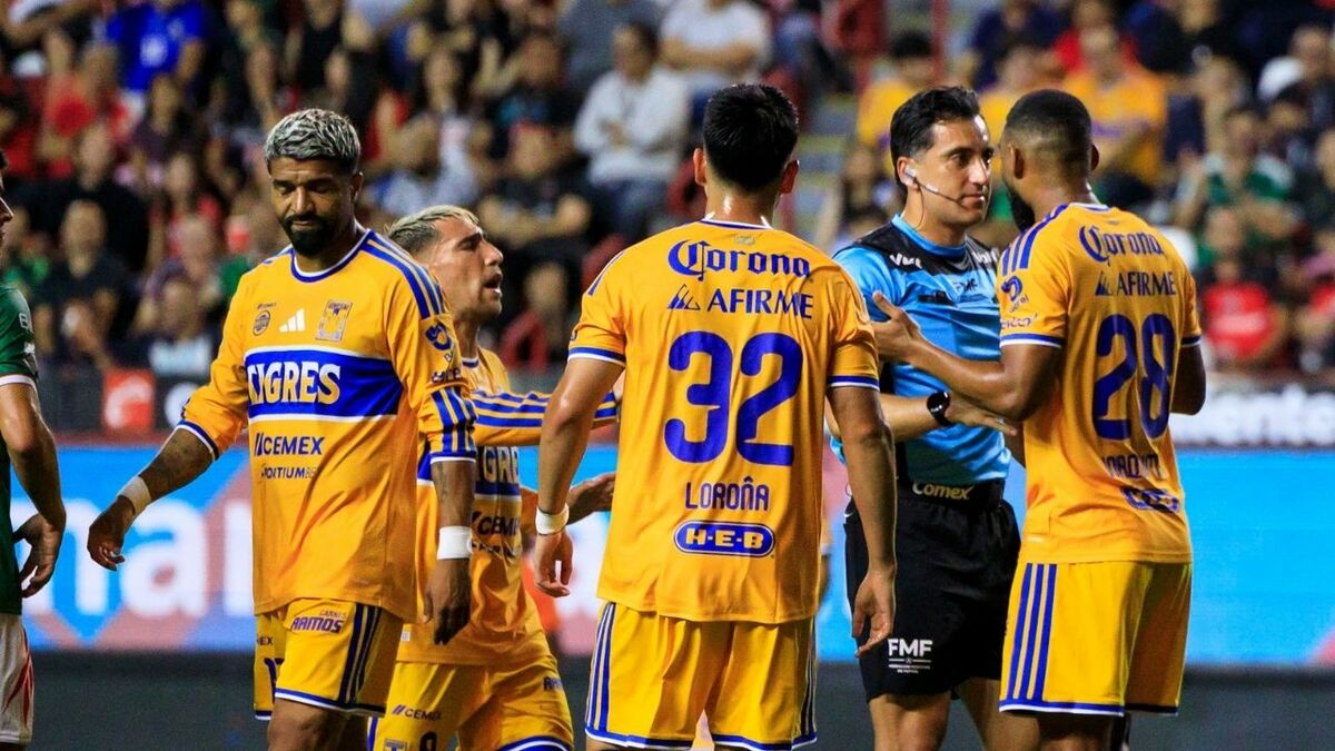 Aguirre fue expulsado por cubrirse la boca durante un conflicto en partido de Liga MX