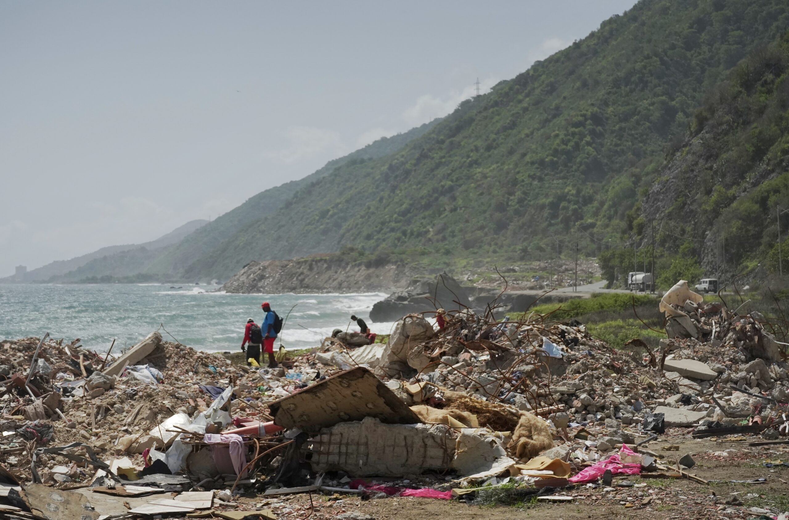 Gobierno venezolano enfrenta crítica por ubicar escombros cerca del mar