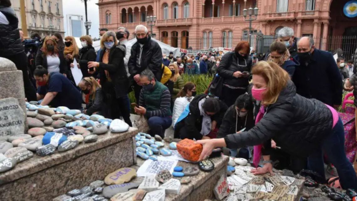 El gobierno retiró temporalmente el memorial de víctimas del Covid-19 en Plaza de Mayo por los festejos del Mundial