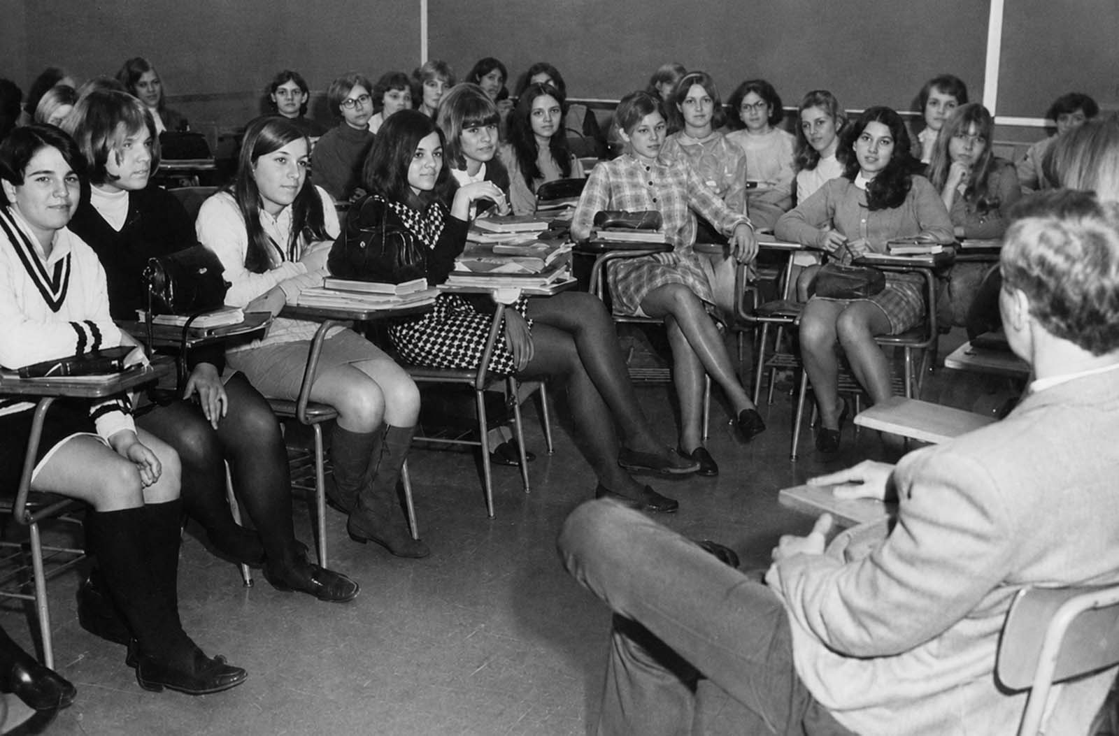 How the Miniskirt Became a Common Fashion Choice for Students During the 1970s