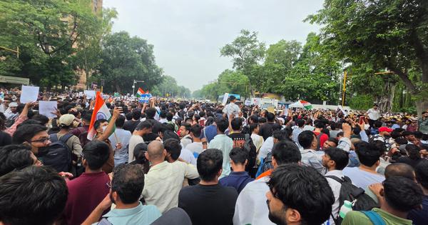 Delhi Police Use Lathi Charges and Tear Gas Against CJP Protesters Demanding Education Minister Resignation