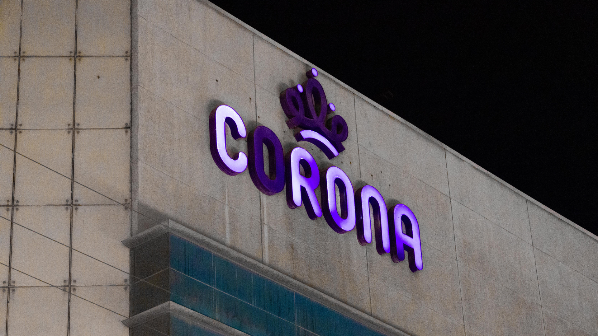 Último remate de Corona: más de 200.000 prendas a liquidar en subasta online