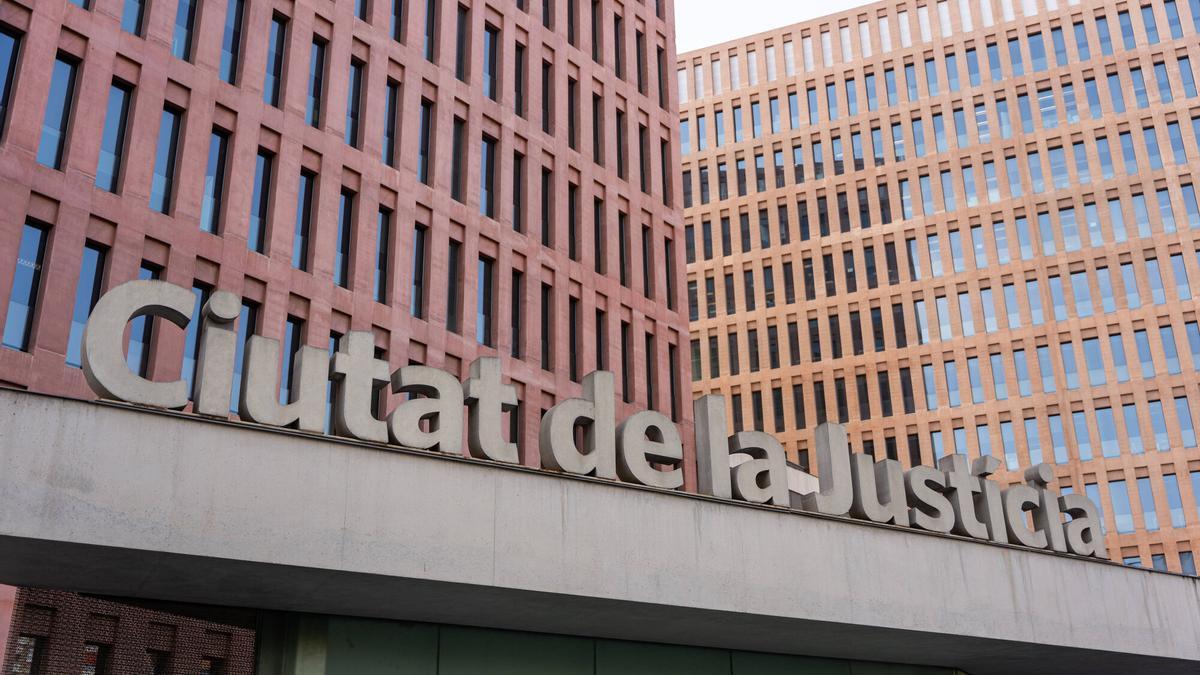 Investigación judicial contra notario acusado de estafa a ancianos en Barcelona