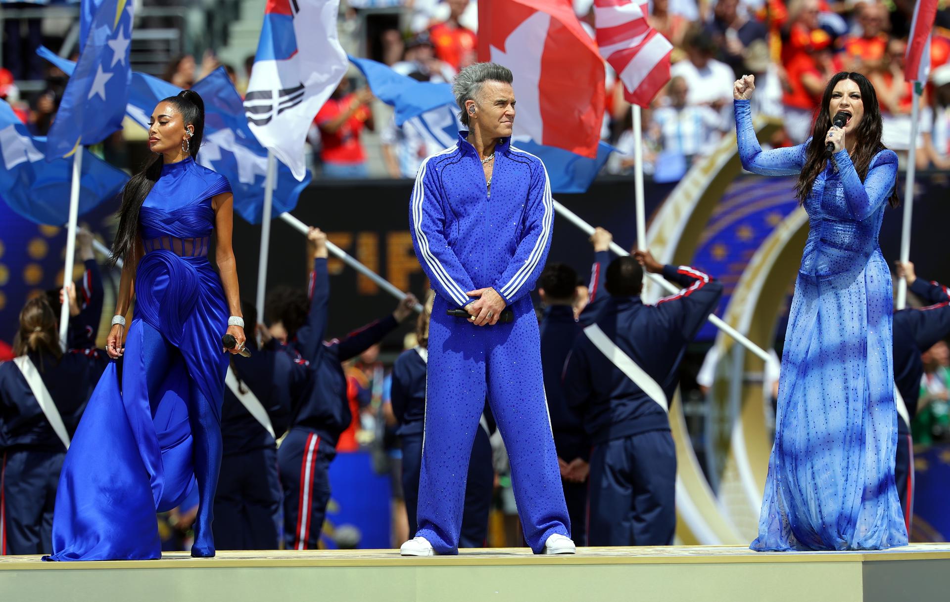 Robbie Williams explica que el objeto blanco era menta después de la final del Mundial