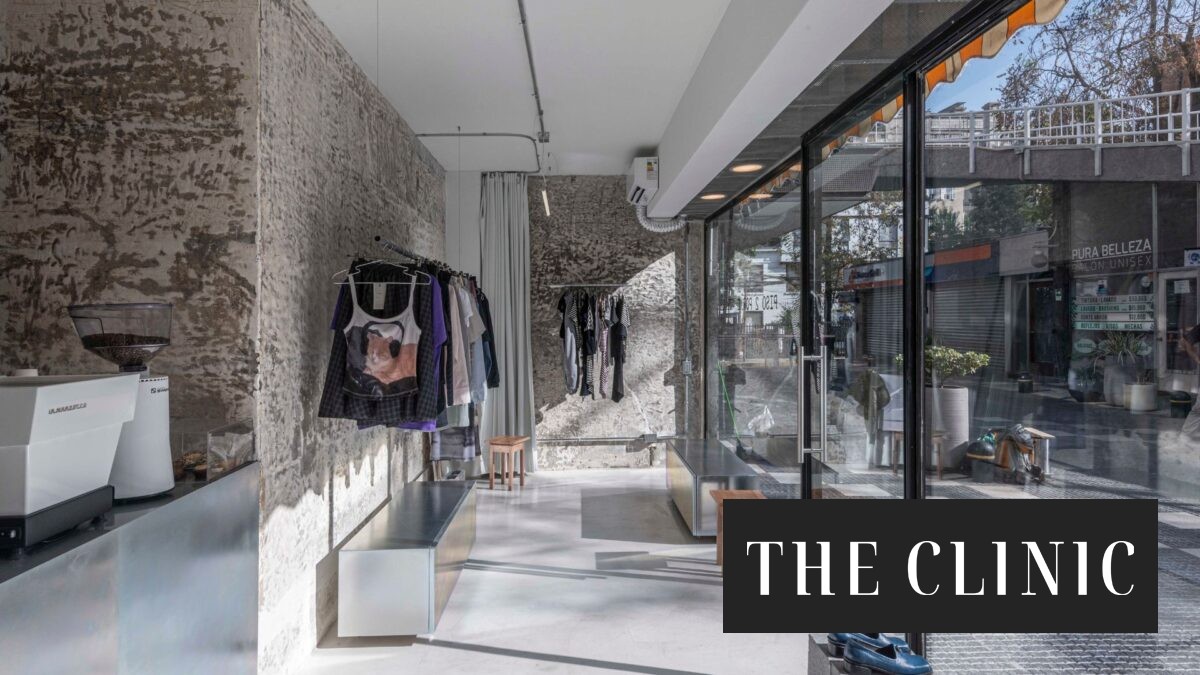 Rosalía visita tienda de Providencia para probar prendas de su colaboración de moda