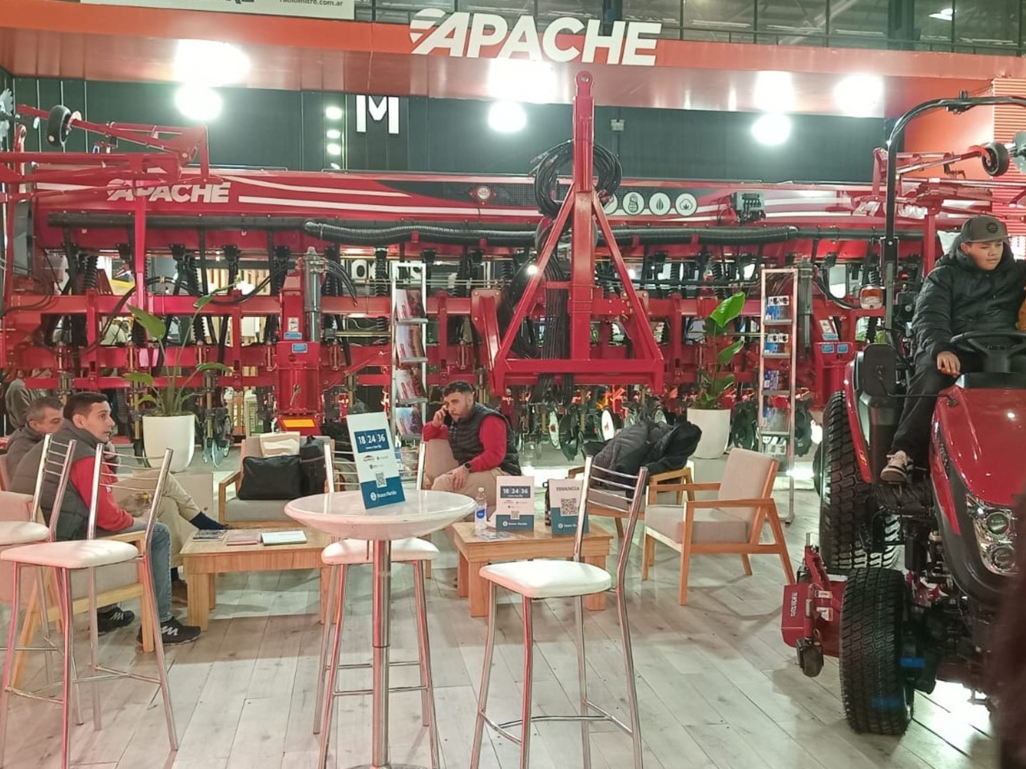 Apache presenta nueva línea de sembradoras y tractores en la Expo Rural de Palermo