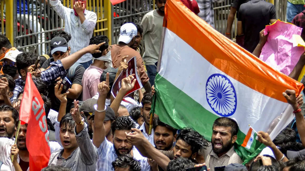 Students Protest NEET Exam Irregularities in Patna, Police Use Water Cannons