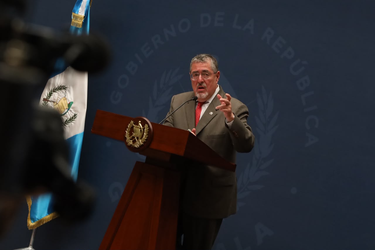 Presidente Arévalo analiza medidas ante alza de precios de combustibles