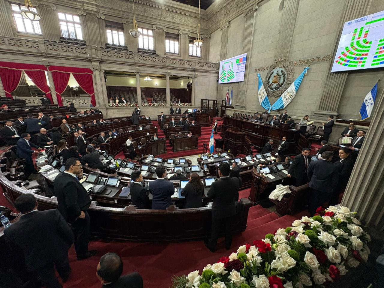 Gobierno evalúa alternativas ante subida de precios de combustibles