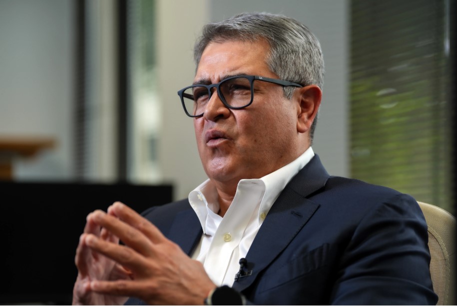 Hernández enfrenta desafíos legales tras regresar a Honduras