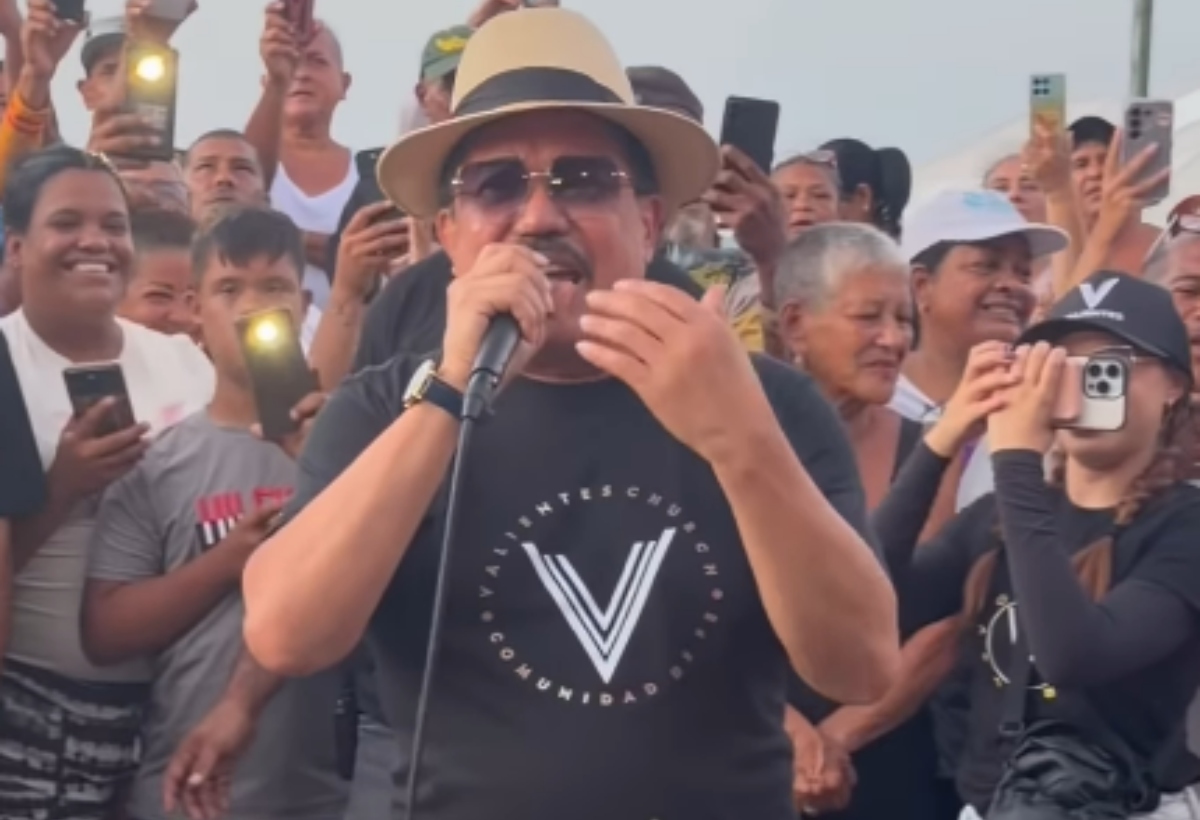 Artista venezolano realiza concierto de solidaridad en Playa Verde tras un mes de los terremotos