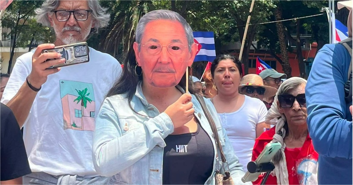 Cuban journalist comments on Mexican protest with Raul Castro mask and legal implications
