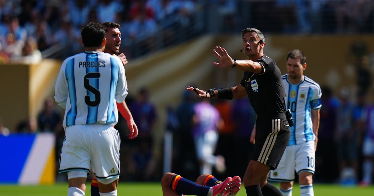 Árbitro expulsó a figura de Argentina en final del Mundial 2026