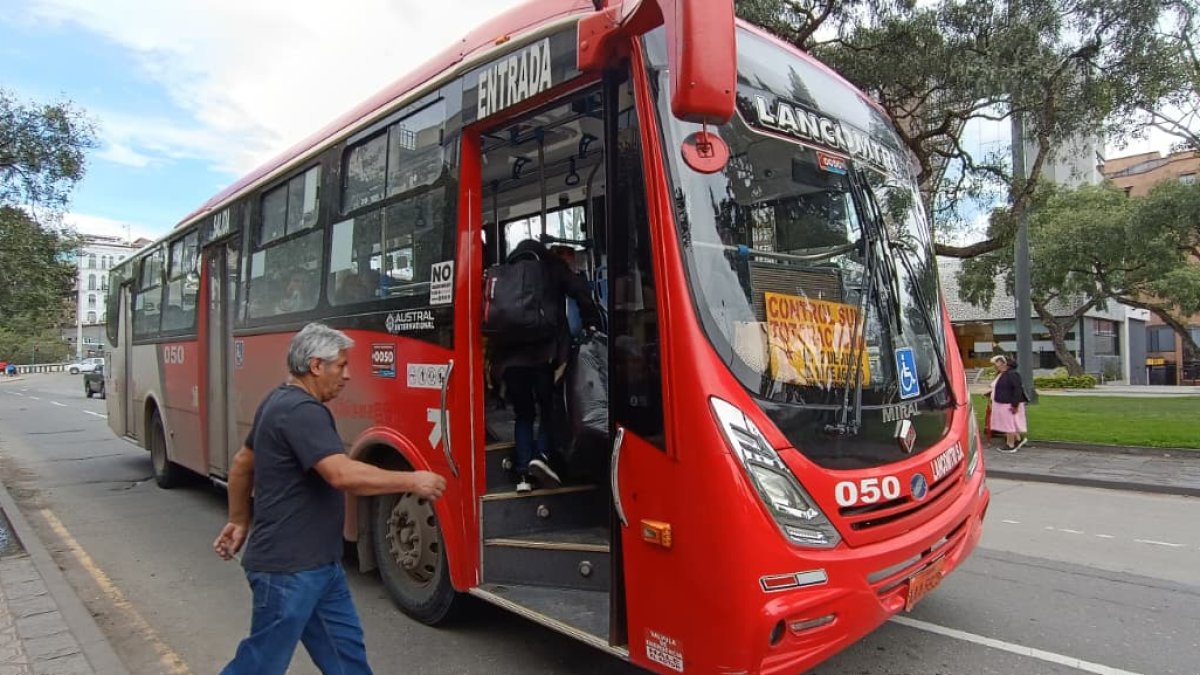 Nuevas reglas de pago del pasaje urbano en Cuenca generan descontento entre usuarios