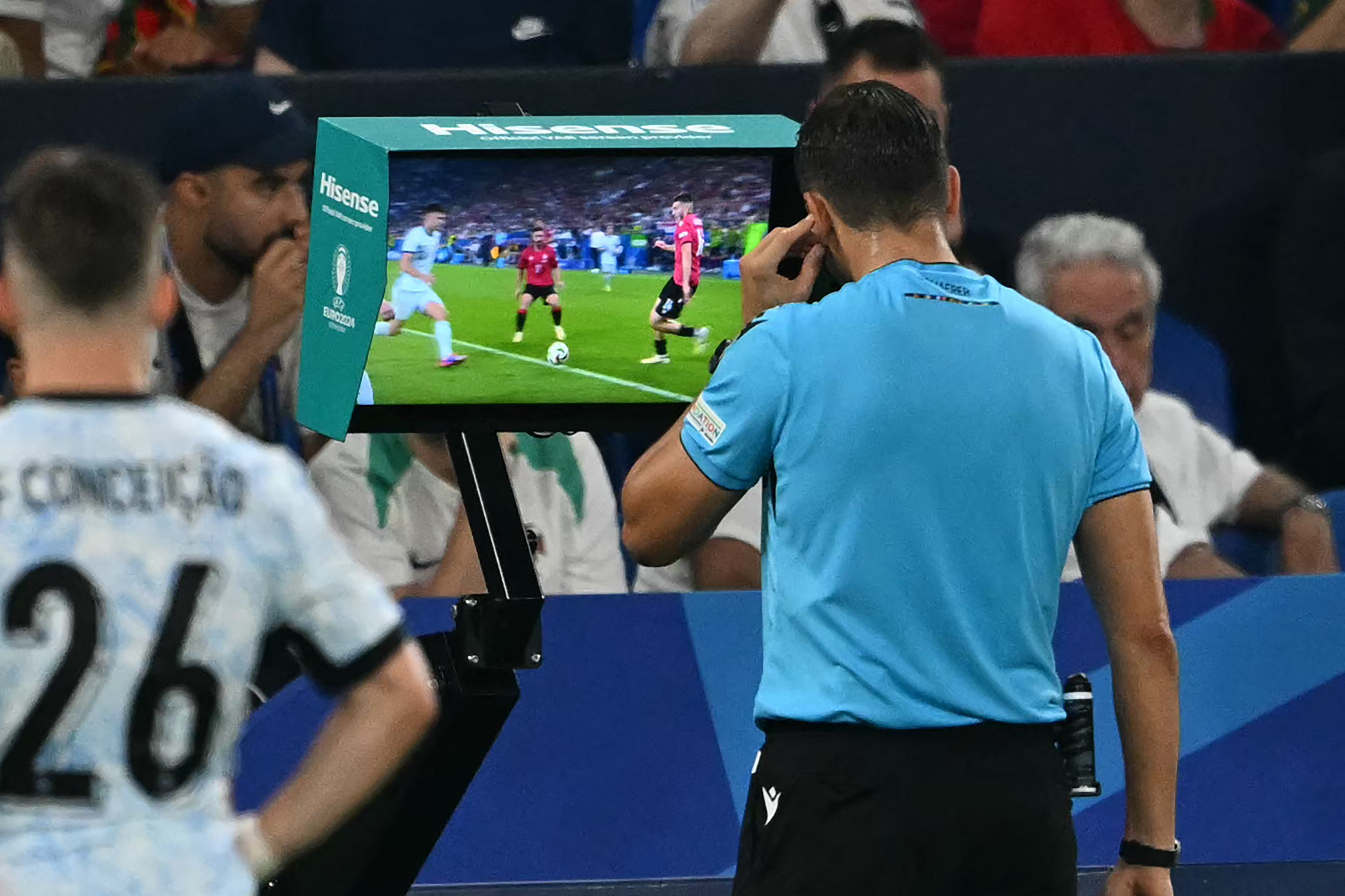 UEFA y federaciones europeas acuerdan limitar intervenciones del VAR a errores claros