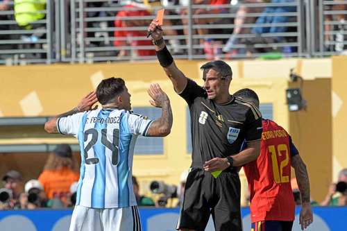 Árbitro que dirigió la final del Mundial anuncia su retiro tras críticas