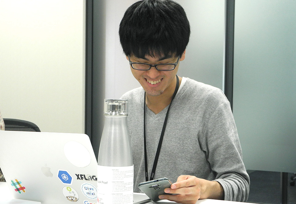 奇しくも取材は、アクセスが急増するコラボイベントの開始直後。さっそく佐藤氏のスマホにアラートが。すぐにAck(対応の意思表示)を返し、ノートPCのWebを覗きこむ同氏。PagerDutyのスマホアプリでアラートが鳴ったあと、5分以内にAckを返さなければ追いかけて電話がかかってくるように設定するなど、アラート通知の受け取り方はメンバー各人の設定にまかされている