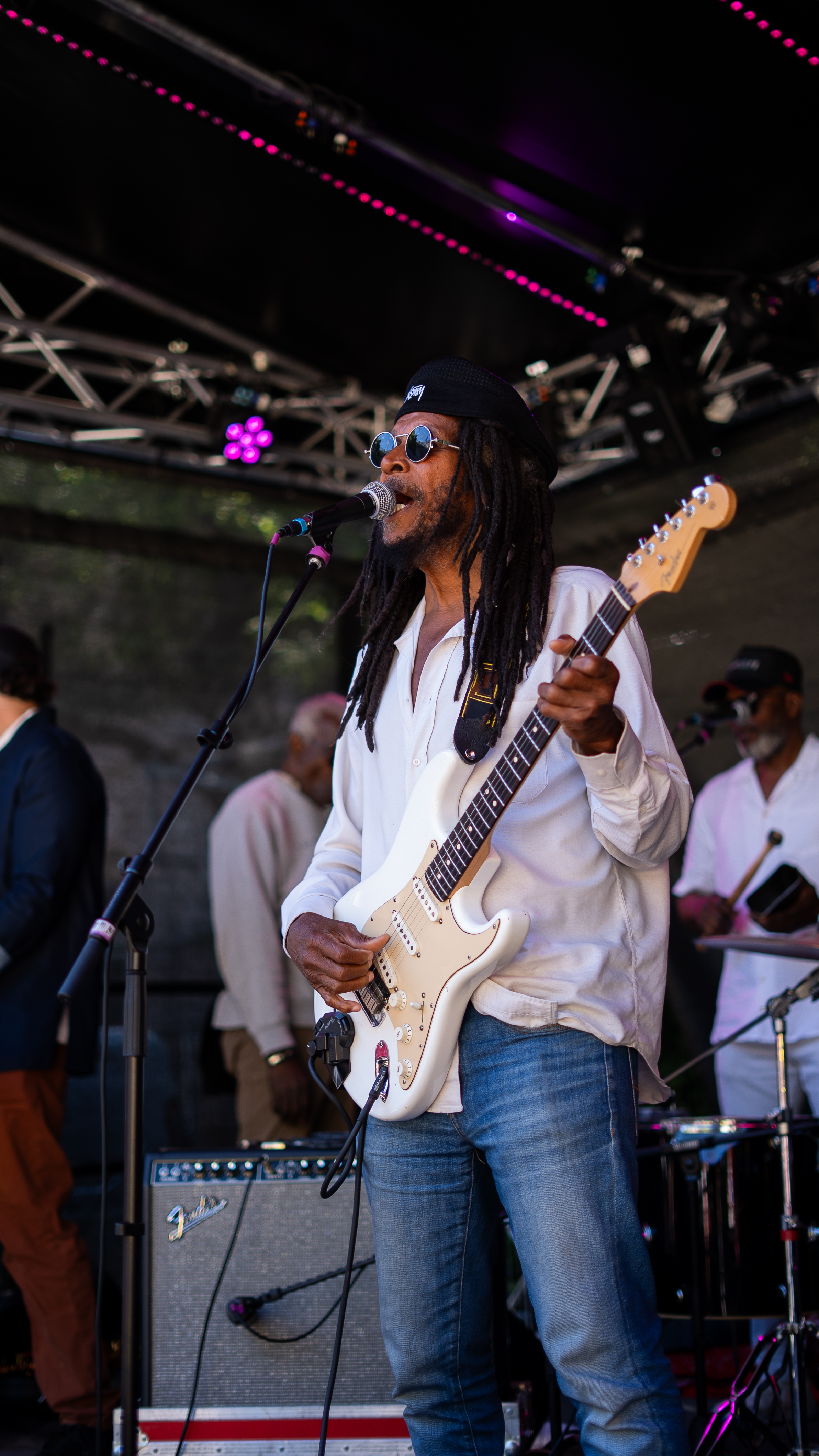Guitarrist Singer