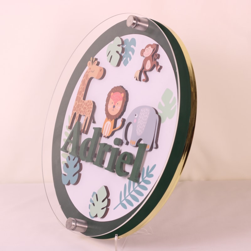 Disco personalizado diseño Aventura en Safari, con jirafa, león, mono y elefante