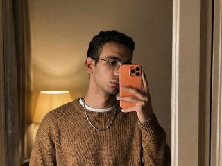 Mirror Selfie – برومبت الصور والتصميم احترافي