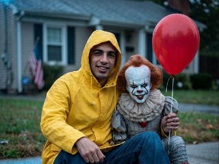 With Pennywise – برومبت الصور والتصميم احترافي