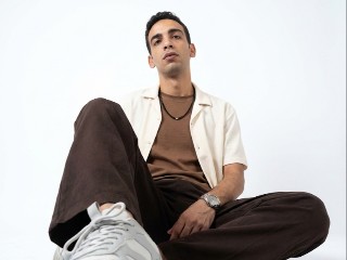 White Minimal Scene – برومبت الصور والتصميم احترافي