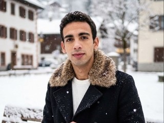 Sitting on Bench – برومبت الصور والتصميم احترافي