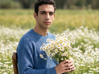 Daisy Field – برومبت الصور والتصميم احترافي